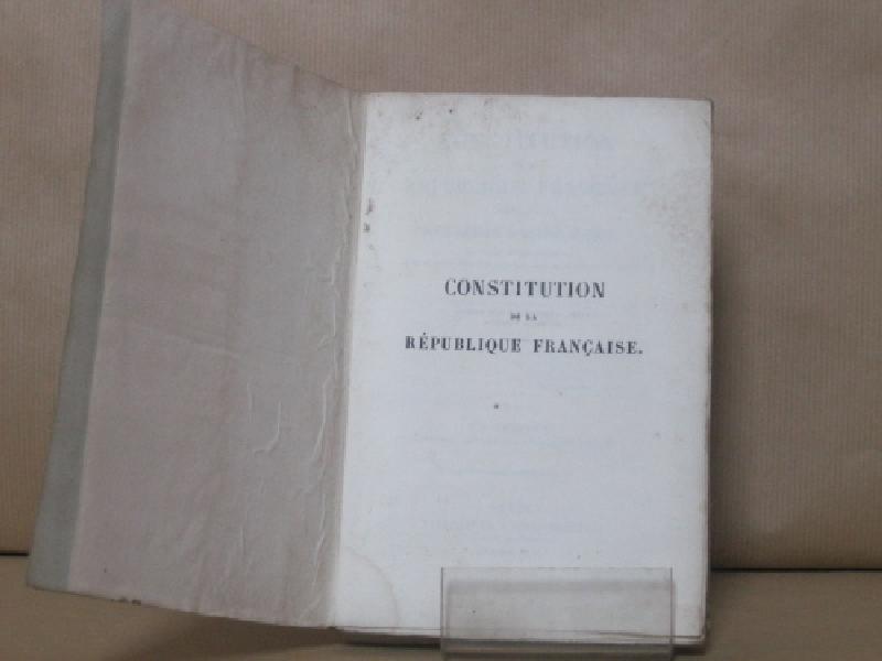 Constitution de la Republique francaise accompagné de notes sommaires explicatives du texte et suivie de diverses pièces et de quelques Discours prononcés dans la discussion du project. 2° edition