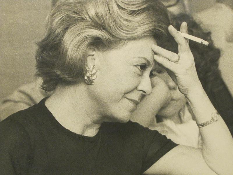 Giulietta Masina con, sullo sfondo, il marito Federico Fellini