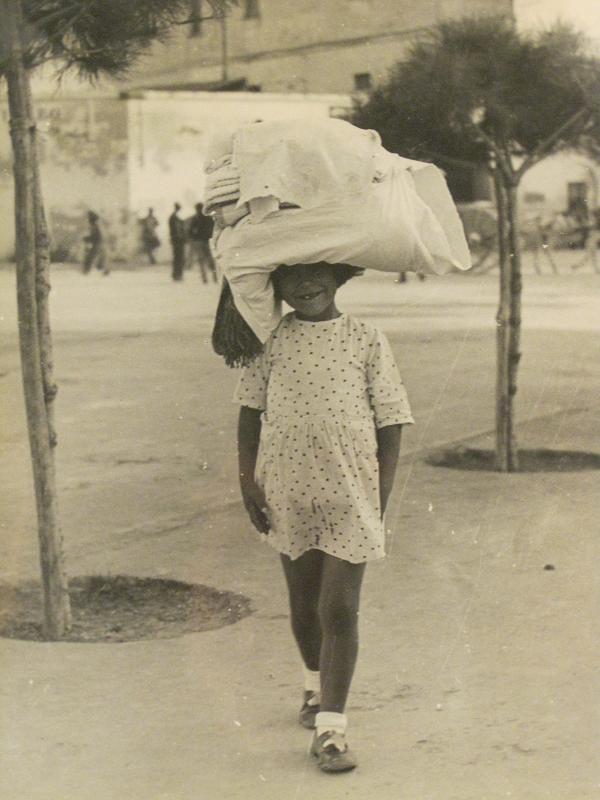 Auf entdeckungsfahrt nach sardinien. Lasten werdenauf dem kopfe getragen, schon die kinder zeigen darin grosse geschicklichkei (1950?)